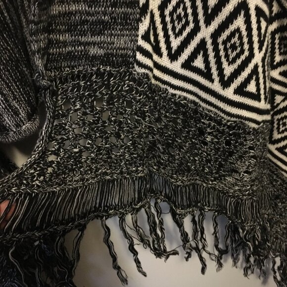 Billabong Boho Tasseled Beach Shawl Cardigan With Sleeves - Picture 5 of 16